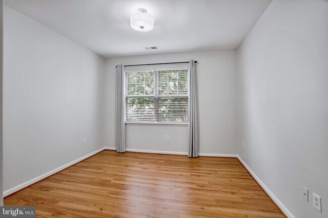 Building Photo - 12937 Centre Park Cir