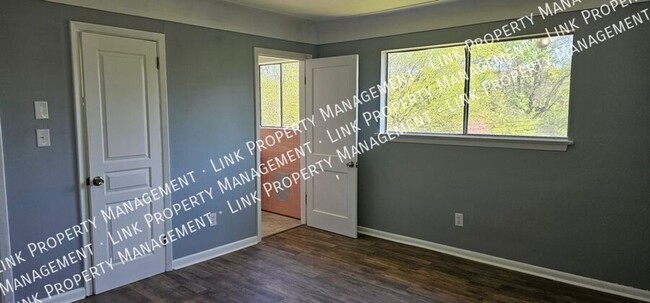 Building Photo - Fresh Painted 3 BR 1.5 BA in Red Bank for ...