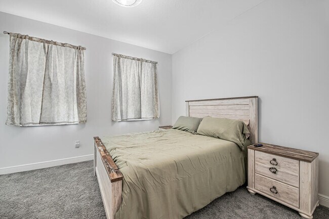 Building Photo - 930 SW Pr Ave