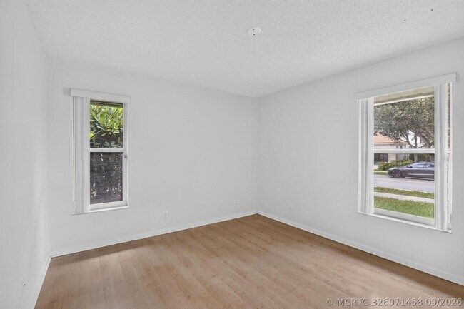 Building Photo - 924 Spoonbill Cir