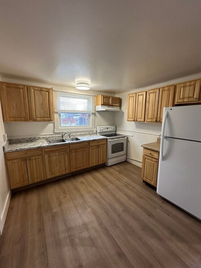 Building Photo - 520 7th Ave