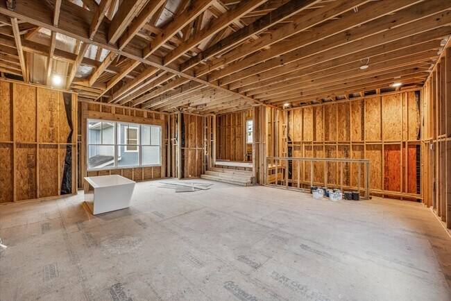 Building Photo - 637 E 6 1/2 St