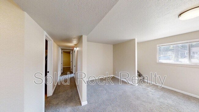 Building Photo - 1618 Shasta Dr