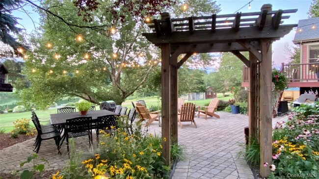 Building Photo - 7 Silo Ln