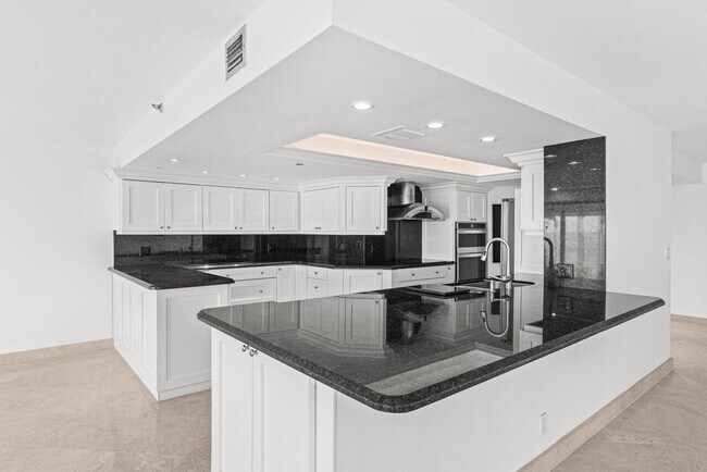 Building Photo - 4301 N Ocean Blvd