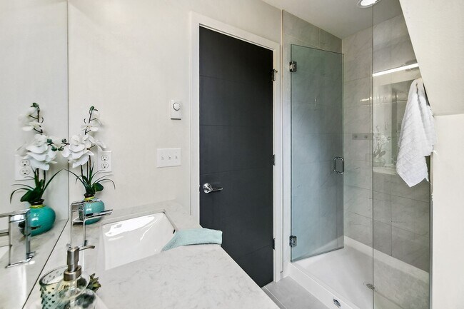 Building Photo - 3bd/1.75ba Seattle Townhouse