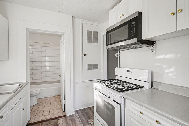 Building Photo - 1BR/1BA Carriage House in the Heart of Midtown!