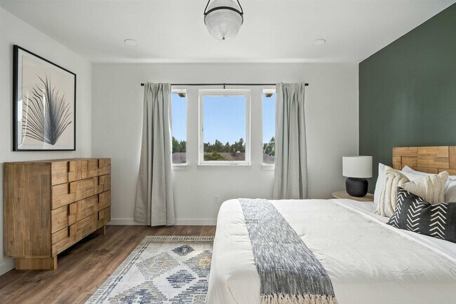 Building Photo - 925 NE 23rd Ave