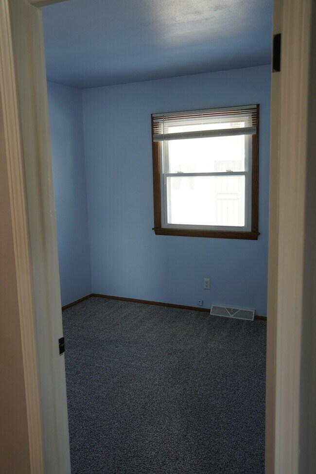 Building Photo - 1453 W Barnard Ave