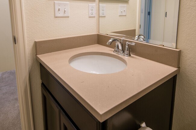 Building Photo - 2 Bedroom 2 1/2 Bath in Mosaic