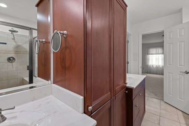 Building Photo - Your Dream Home Awaits!
