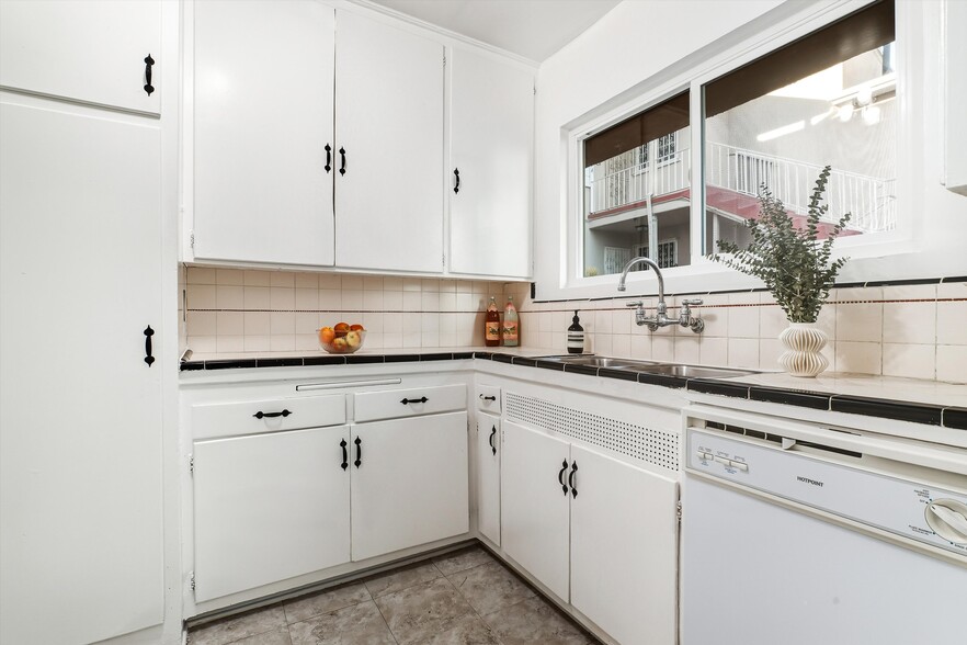 Building Photo - 1319 S Mansfield Ave