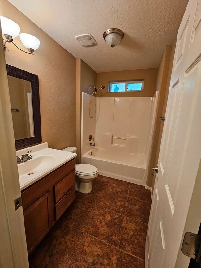 Building Photo - Beautiful Golf Course Area Home with 4 Bed...