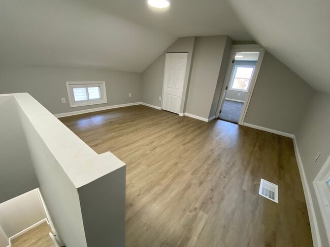 Building Photo - ELMWOOD PLACE - Fully Remodeled 2-3 bed home with 1 bath.