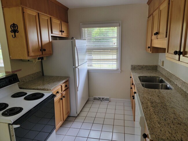 Building Photo - 3 Bedroom 2 Bathroom House