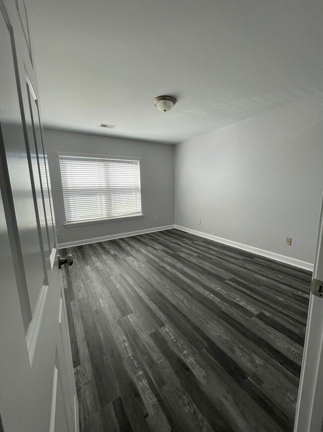 Building Photo - 320 Summer Hill Way