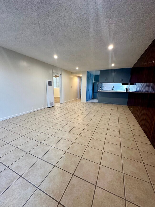 Building Photo - 537 Evergreen St