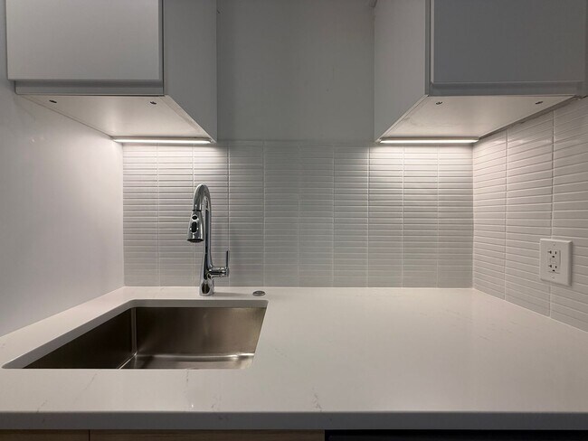 Building Photo - Newly Updated Condo in SLC!