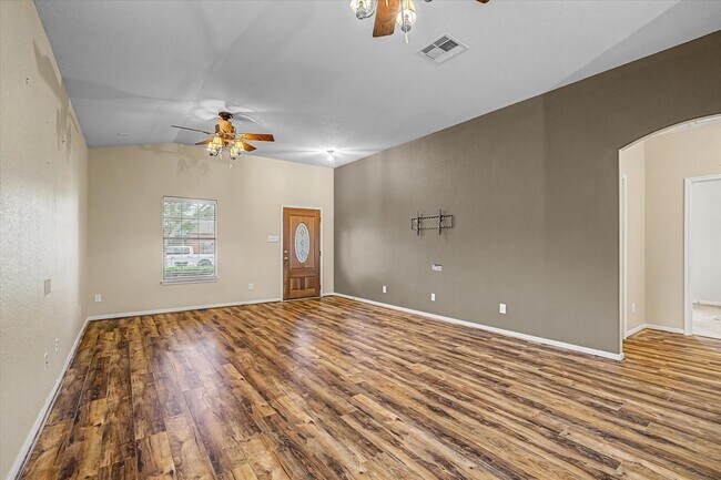 Building Photo - 630 W Newport Bend