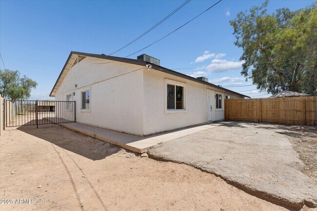 Building Photo - 2739 E Tamarisk Ave
