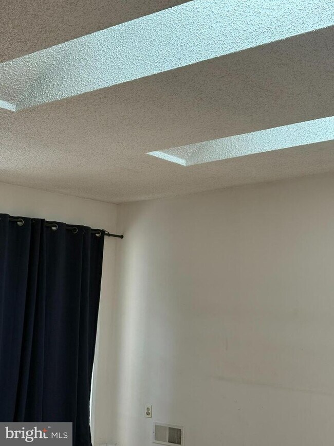 Building Photo - 109 Versailles Ct
