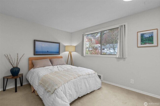 Building Photo - 2Bd/1.75Ba Seattle Condo