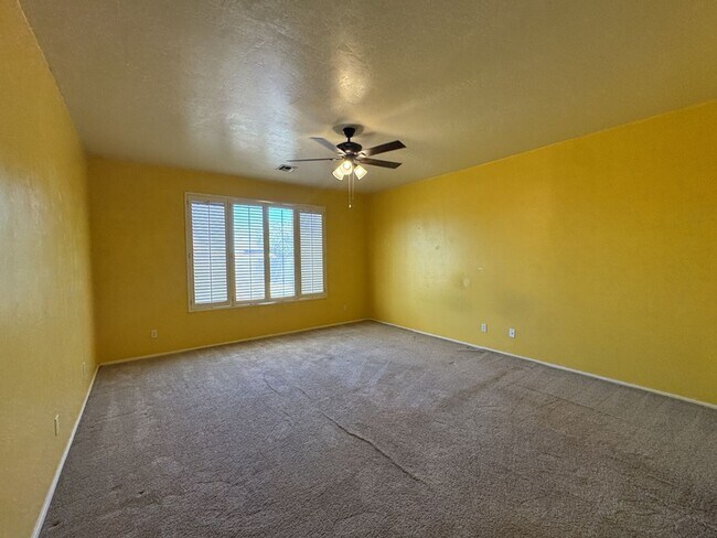 Building Photo - Beautiful 4 bedroom home in the neighborhood of Canyon De Flores!