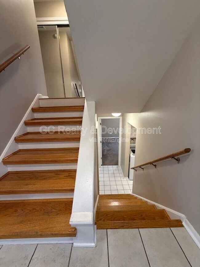 Building Photo - 609 Pinecroft Dr