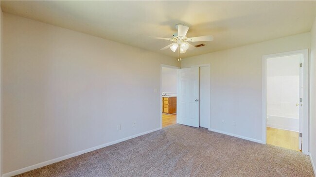 Building Photo - 1511 Hollow Hill Dr