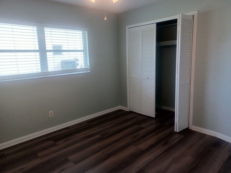Building Photo - Coming Soon: Spacious, Newly Remodeled  3 bedroom, 2 bathroom screened lanai GREAT LOCATION