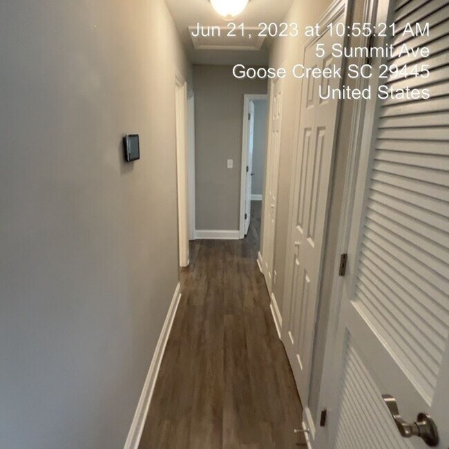 Building Photo - Relaxed Living with Spacious Yard in Goose...