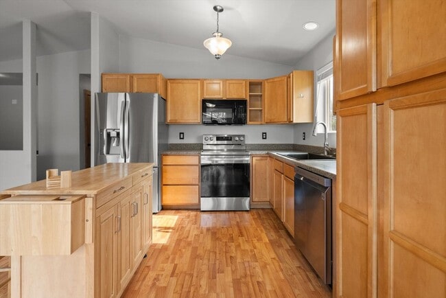 Building Photo - Amazing 3 Bedroom/2 Bath Bi-Level Home for Rent