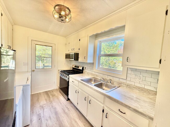 Building Photo - Updated 2-bedroom home close to Farmville