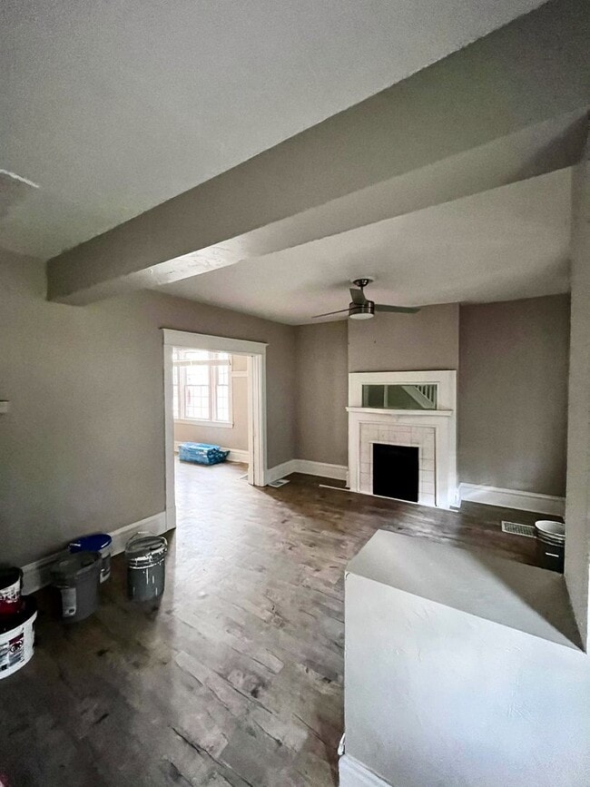 Building Photo - *** Huge 5 Bedroom House *Pet Friendly * Newly Renovated * Large Fenced in Yard * Luxurious Updat...