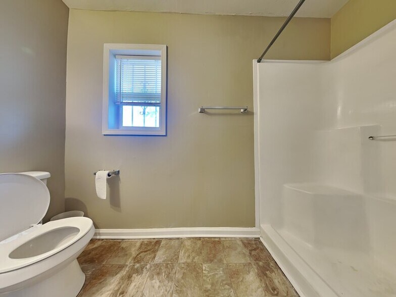 Building Photo - 481 Iota Ave S