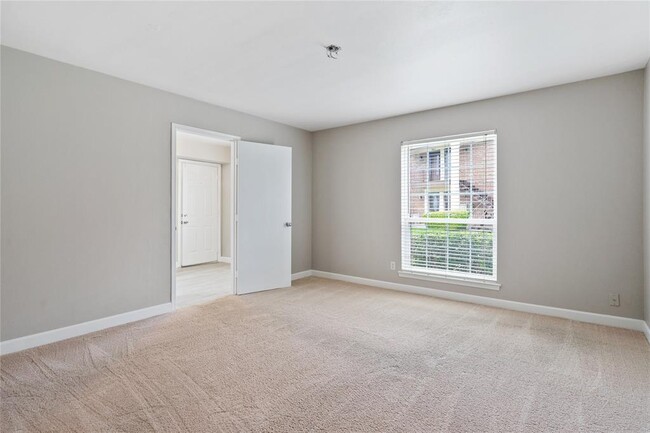 Building Photo - 4010 Ridglea Country Club Dr