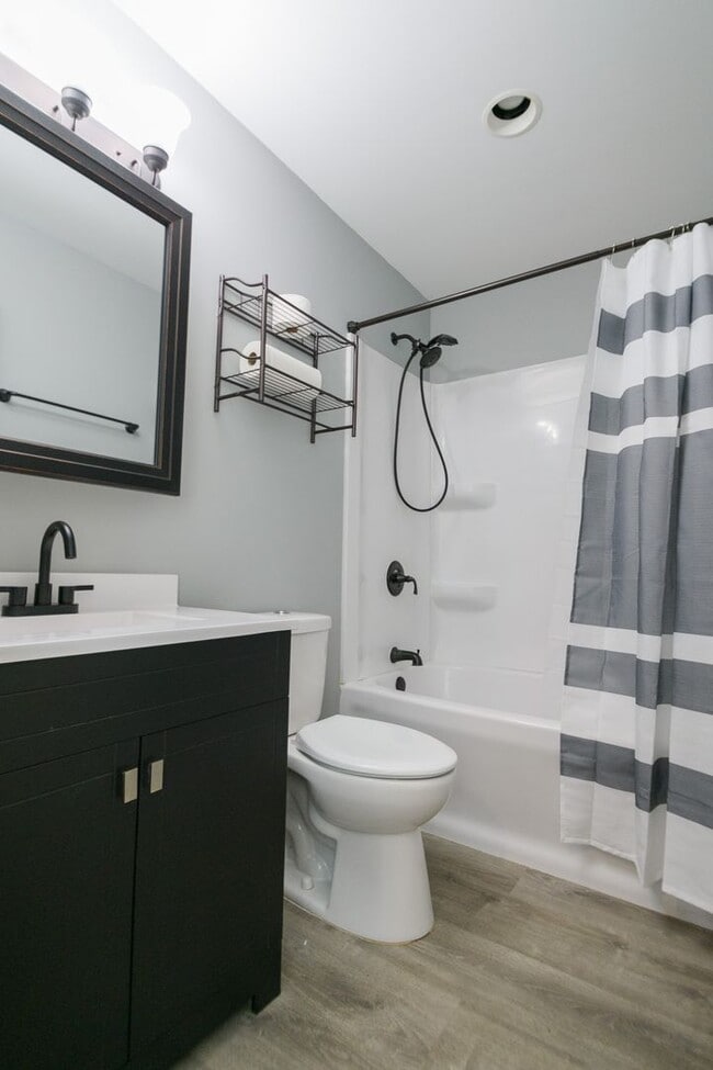 Building Photo - 5266-68 Plaza Ave