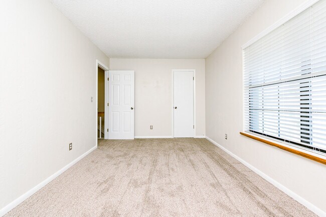 Building Photo - 14 Oakwood Park