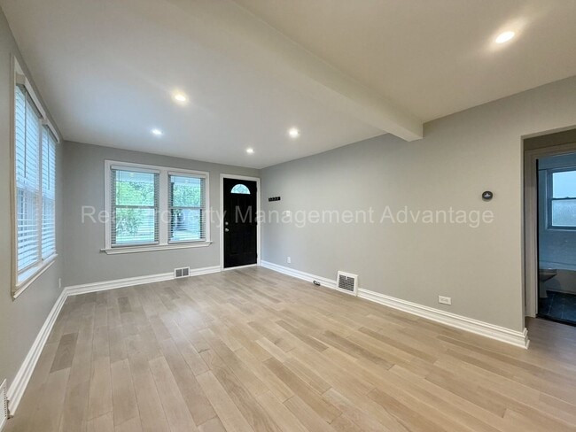 Building Photo - 1330 E Chesterfield St