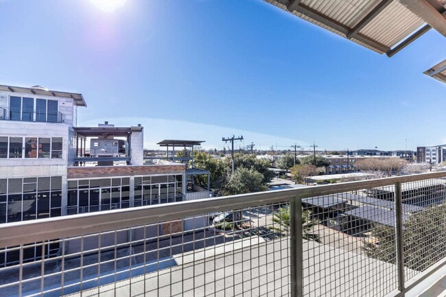 Building Photo - 1331 S Flores St