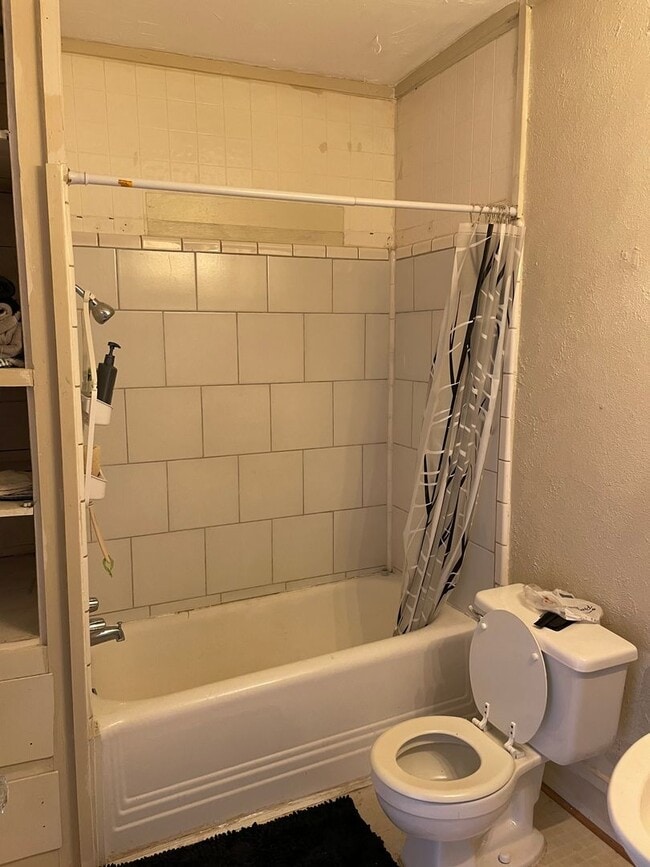 Building Photo - August Move In! 1 Bed, 1 Bath Garage Apartment near Downtown Bryan