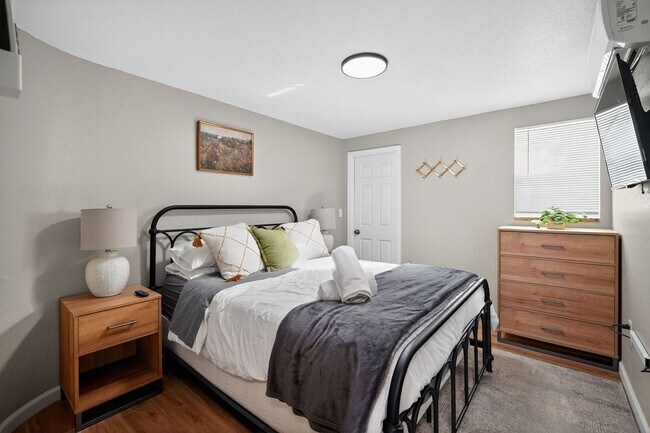 Building Photo - Discover lakeside living at its finest.