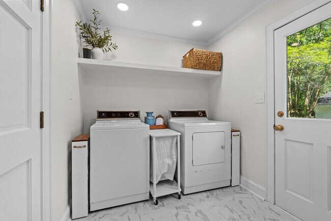 Building Photo - 5704 Woodside Ave