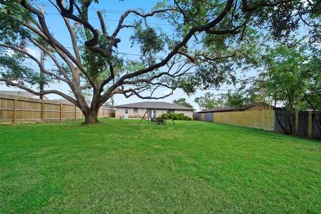 Building Photo - 2226 Droxford Dr