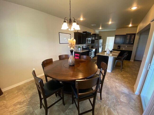Building Photo - East El Paso 3 bed Refrig A/C w/ Gorgeous ...