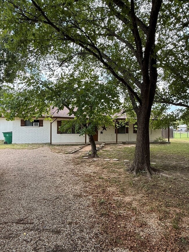 Building Photo - Charming 4 bed 2 bath home in Lampasas com...