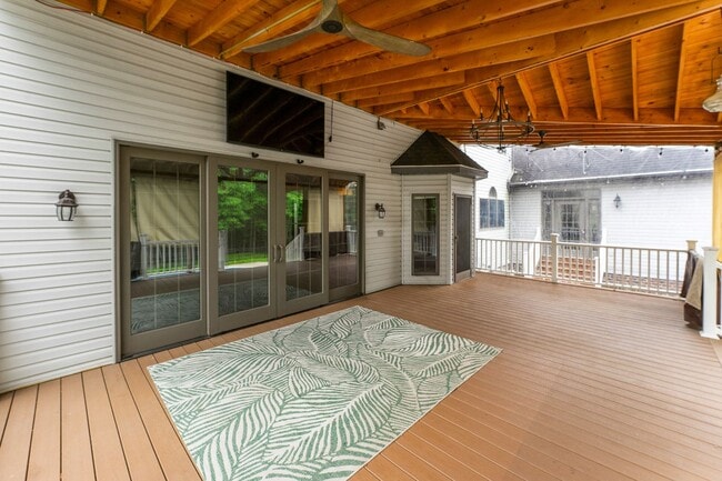 Building Photo - 652 Saddlebrook Dr