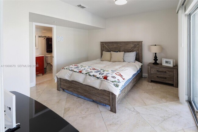 Building Photo - 2031 NE 14th Ct