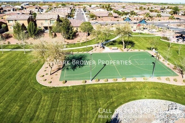 Building Photo - 1042 W Oleander Ave