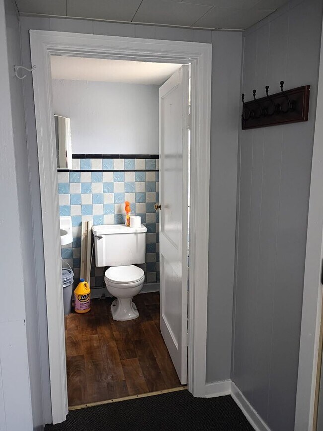 Building Photo - 2 Bedroom Home Available